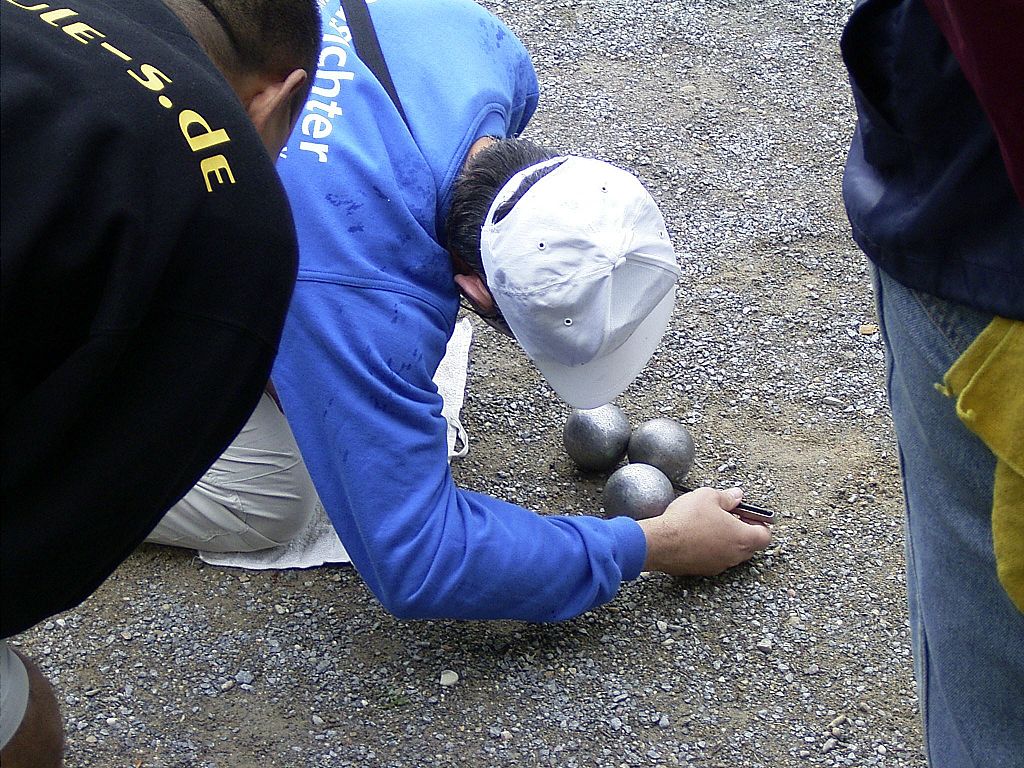 How to play petanque