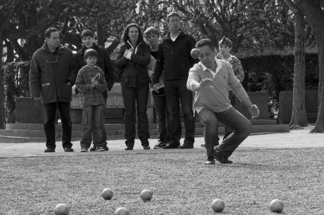 How to play petanque